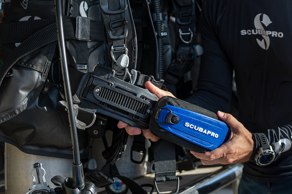 Demonstration av Scubapro Hydros Pro 2:s klicklås-system för blyfickor på en monorail